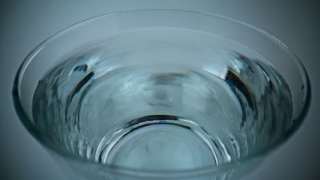 Sauberer-Wassertropfen-Fällt-In-Zeitlupen-Makro.-Gefilterter-Getränkeklecks,-Ruhige-Oberfläche