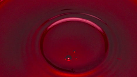 Kreisförmige-Weintropfen-Fallen-In-Nahaufnahme-Ins-Glas.
