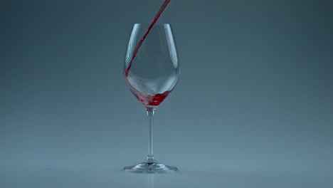 Nahaufnahme-Einer-Alkoholischen-Flüssigkeit,-Die-In-Ein-Weinglas-Spritzt.-Wein-Gießt-Einen-Sauberen-Kelch-Ein