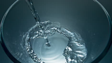 Gefilterter-Aquajet-Füllt-Glas-In-Nahaufnahme.-Klares-Wasser-Fließt-Im-Gefäß