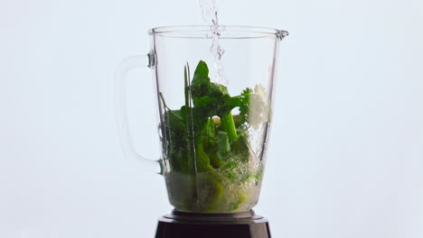Wasser-Gießt-Gemüsemixer-In-Superzeitlupe,-Nahaufnahme.-Frisches-Gemüse-Und-Obst