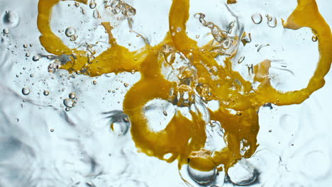 Yellow-pepper-splashing-water-in-super-slow-motion-close-up.-Vitamin-vegetable.