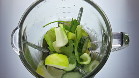 Nahaufnahme-Von-Grünem-Gemüse,-Das-In-Superzeitlupe-Aus-Dem-Mixer-Fällt.-Zubereitung-Veganer-Speisen