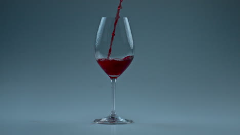 Sparkling-wine-jet-pouring-glass-closeup.-Fizzy-alcohol-liquid-filling-vessel