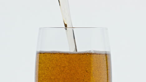Erfrischendes-Bier-In-Zeitlupe,-Nahaufnahme-Eines-Glases.-Flüssigkeit-Füllt-Sauberen-Kelch