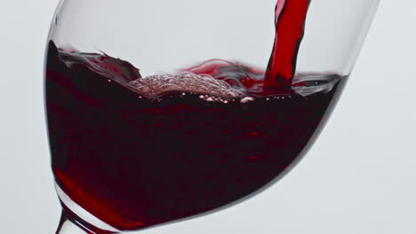 Nahaufnahme-Eines-Glases-Rotwein-Im-Innenbereich.-Alkoholische-Flüssigkeit-Füllt-Weinglas