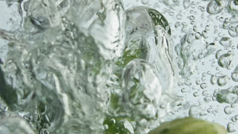 Bio-Gurken-Spritzen-Wasser-In-Blasen,-Nahaufnahme.-Schöner-Koch-Werbespot