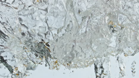 Gelbes-Zitrustropfenwasser-Auf-Hellem-Hintergrund,-Nahaufnahme.-Frische,-Saure-Zitronen-Spritzen