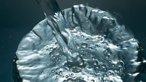 Mineralwasser-Gießt-Transparentes-Glas,-Nahaufnahme.-Bläschen-Steigen-In-Glatte-Flüssigkeit-Auf