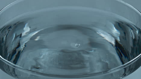Aqua-Blob-Spritzte-Transparentes-Flüssiges-Glas,-Nahaufnahme.-Fallender-Tropfen-Im-Wasser