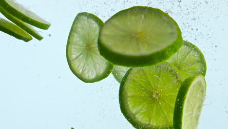 Frische-Grüne-Limette-Unter-Wasser-Auf-Weißem-Hintergrund,-Nahaufnahme.-Zitrusfrüchte-Schwimmen-Im-Wasser
