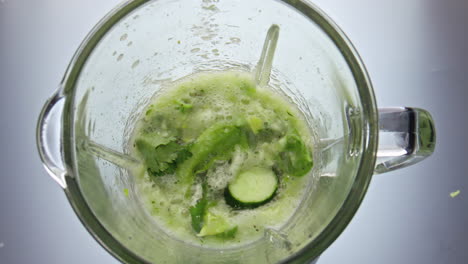 Vegetable-water-blending-mixer-in-super-slow-motion-close-up.-Vegetarian-food.