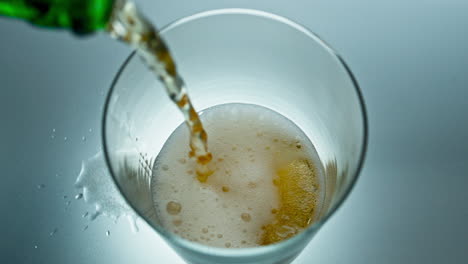 Glas-Lagerbier-In-Superzeitlupe-Einschenken.-Sprudelndes-Alkoholisches-Getränk-Füllt-Glas