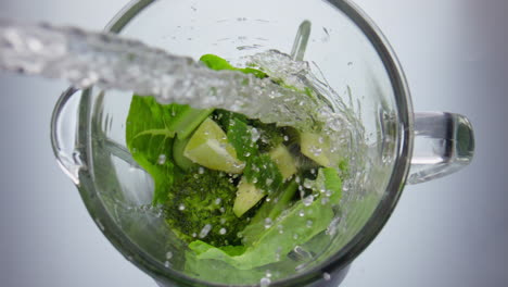 Wasser-Gießen-Und-Gemüse-Im-Mixer-Mixen,-Nahaufnahme.-Vitamin-Cocktail-Zubereiten