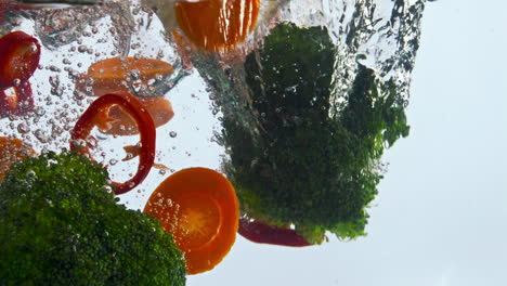 Frisches-Gemüse-Fällt-Ins-Wasser-In-Super-Zeitlupe,-Nahaufnahme.-Gemüse-Unter-Wasser.