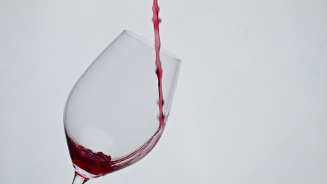 Rotwein-Gießt-In-Zeitlupe-In-Ein-Glas,-Nahaufnahme.-Alkoholische-Flüssigkeit-Füllt-Kelch