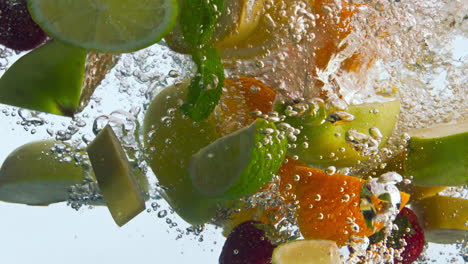 Frutas-Jugosas-Cayendo-Agua-En-Cámara-Súper-Lenta.-Ingredientes-Orgánicos-Flotando.