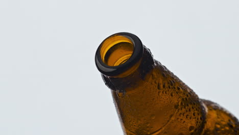 Bierflaschenverschluss-Springt-Ab,-Nahaufnahme.-Kaltes-Craft-Getränk-Wird-Unter-Druck-Verschüttet