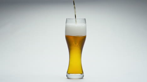 Bier-Aus-Einem-Glas-In-Super-Zeitlupe,-Nahaufnahme.-Flüssiger-Weizenalkohol.