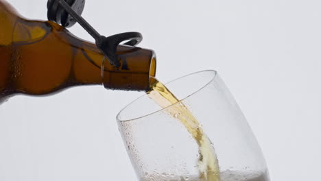 Bier-Gießt-In-Flaschenglas-In-Super-Zeitlupe,-Nahaufnahme.-Alkoholisches-Getränk-Fließt