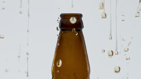 Goldene-Bierflasche-Spritzt-Nach-Dem-Öffnen-In-Super-Zeitlupe,-Nahaufnahme.