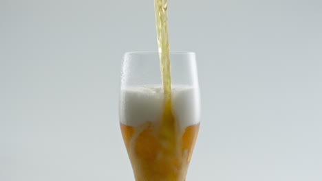 Ein-Glas-Weizenbier-Auf-Weißem-Hintergrund,-Nahaufnahme.-Alkoholisches-Getränk-Fließt.