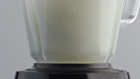 Mixer-Schlägt-Frische-Milch-In-Super-Zeitlupe,-Nahaufnahme.-Milchflüssigkeit-Wirbelt.