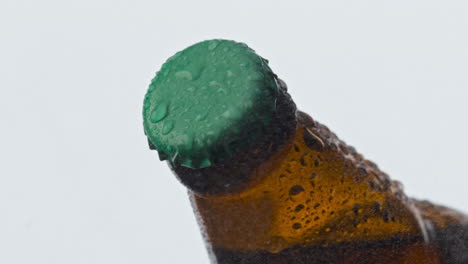 Bebida-Artesanal-Matraz-De-Sudoración-Primer-Plano.-Botella-De-Cerveza-Sin-Filtrar-Con-Gotas-De-Agua
