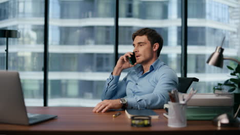 Closeup-nervous-businessman-talking-mobile-phone.-Boss-answering-cellphone