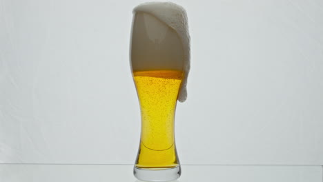 Helles-Bier-Läuft-Aus-Glas-In-Super-Zeitlupe,-Nahaufnahme.-Hopfengetränk