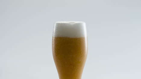 Glas-Mit-Goldenem-Bier-In-Super-Zeitlupe-Füllen,-Nahaufnahme.-Lagergetränk-Einschenken.