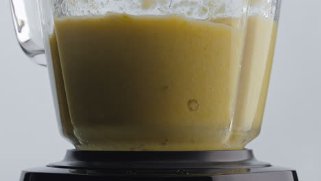 Vitamin-Fruchtshake-In-Der-Mixerschüssel-In-Super-Zeitlupe,-Nahaufnahme-Mischen