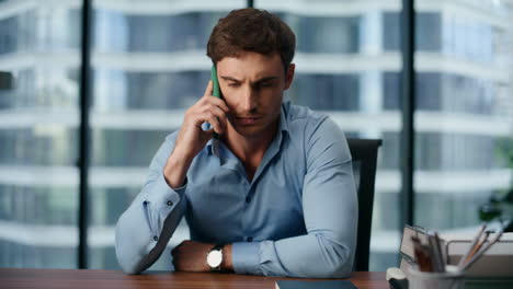 Upset-business-man-talking-phone-closeup.-Angry-entrepreneur-discussing-problems