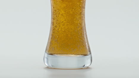 Glas-Voll-Frischem-Lagerbier-Auf-Weißem-Hintergrund,-Nahaufnahme.-Blasen-Wirbeln-Im-Kelch