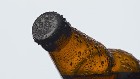 Primer-Plano-De-Botella-De-Cerveza-Condensada-Marrón.-Frasco-De-Bebida-Ipa-De-Lúpulo-Fresco-Con-Gotas