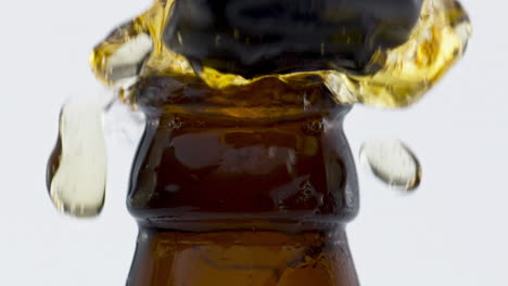 Frisches-Bier-Aus-Einer-Flasche-In-Super-Zeitlupe,-Nahaufnahme.-Erfrischendes-Getränk.