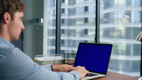 CEO-Mann-Schaut-Auf-Blauen-Laptop-Bildschirm-In-Nahaufnahme.-Executive-Arbeitet-Mit-Computer-Modell