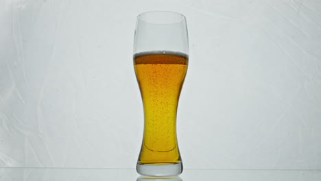 Glas-Gefülltes-Goldenes-Bier-Mit-Aufsteigenden-Blasen-In-Super-Zeitlupe,-Nahaufnahme