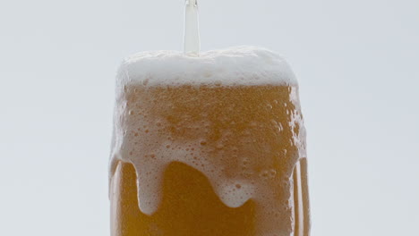Bubbling-beer-foam-overflowing-from-glass-in-super-slow-motion-close-up.