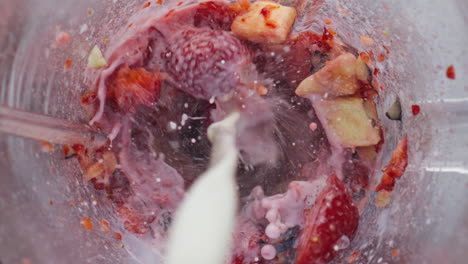 Frischmilch-Mixer-Mit-Beerenfrüchten-Zur-Herstellung-Eines-Vitamincocktails-Aus-Nächster-Nähe