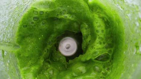 Mixerschüssel-Grüner-Smoothie-Aus-Gemüse-In-Super-Zeitlupe,-Nahaufnahme