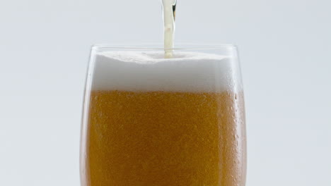Cerveza-Artesanal-Fría-Vertiendo-Al-Vaso-En-Cámara-Súper-Lenta-De-Cerca.-Beber-Espuma.