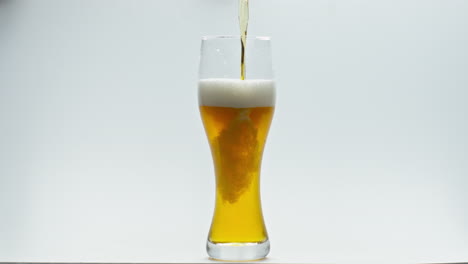 Frisches-Bier-Wird-In-Super-Zeitlupe,-Nahaufnahme-In-Einen-Kelch-Geschüttet.-Sprudelndes-Hopfengetränk.