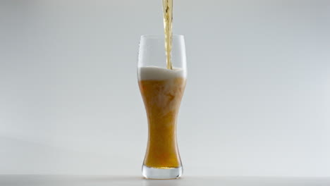 Cerveza-Lager-Llenando-El-Vaso-En-Cámara-Súper-Lenta-De-Cerca.-Bebida-Alcohólica-Vertida.