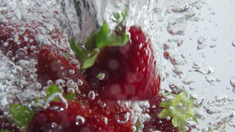 Reife-Erdbeeren,-Die-In-Super-Zeitlupe,-Nahaufnahme,-Ins-Wasser-Fallen.-Beeren-Unter-Wasser.