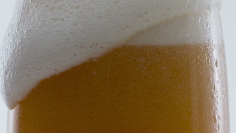 Vidrio-Que-Fluye-Espuma-De-Cerveza-En-Cámara-Súper-Lenta-De-Cerca.-Bebida-Espumosa-Rebosante.