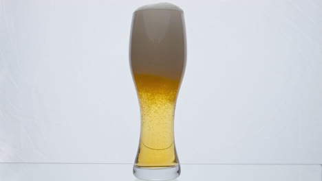 Glas-Voller-Schaumigem-Bier,-Das-In-Super-Zeitlupe,-Nahaufnahme,-überläuft.-Blubbernder-Schaum.