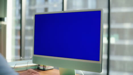 Zoom-out-analyst-waving-chromakey-virtual-call.-Employee-using-blue-screen-pc