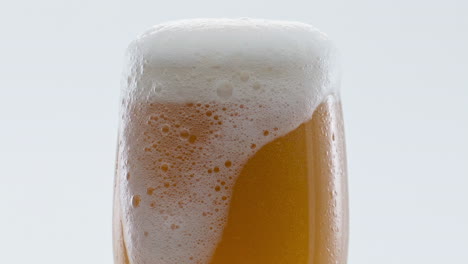 Nahaufnahme-Eines-Schäumenden-Bierglases-In-Superzeitlupe.-Schaum-Eines-Alkoholischen-Getränks-Fließt.