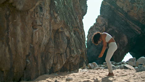 Yogi-Mädchen-Steht-Mit-Den-Füßen-Nach-Einem-Kopfstand-Im-Freien.-Frau-Praktiziert-Yoga.